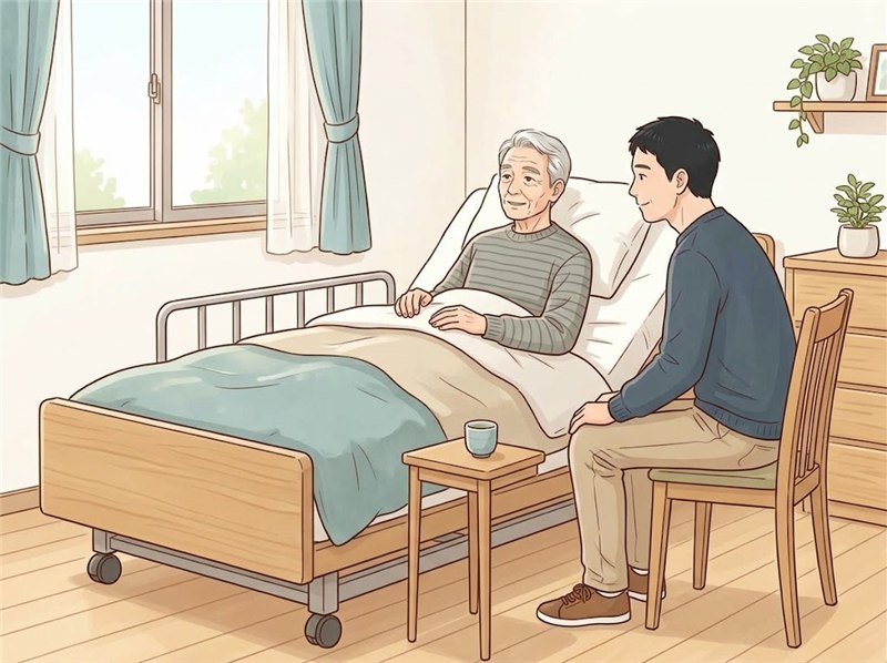 自宅の介護ベッドで、背を少し起こして座る高齢の男性の話を、息子がベッドの脇のいすに座って、静かに聞いている図