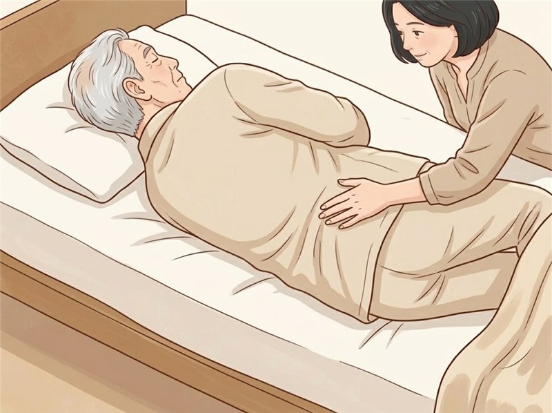 横向きに寝ている高齢の男性の腰のあたりに、娘がやさしく手を当てて、寝間着を整えている