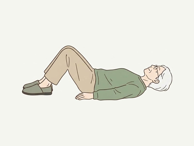 床にあおむけで寝て、両膝を軽く曲げて休んでいる高齢の女性